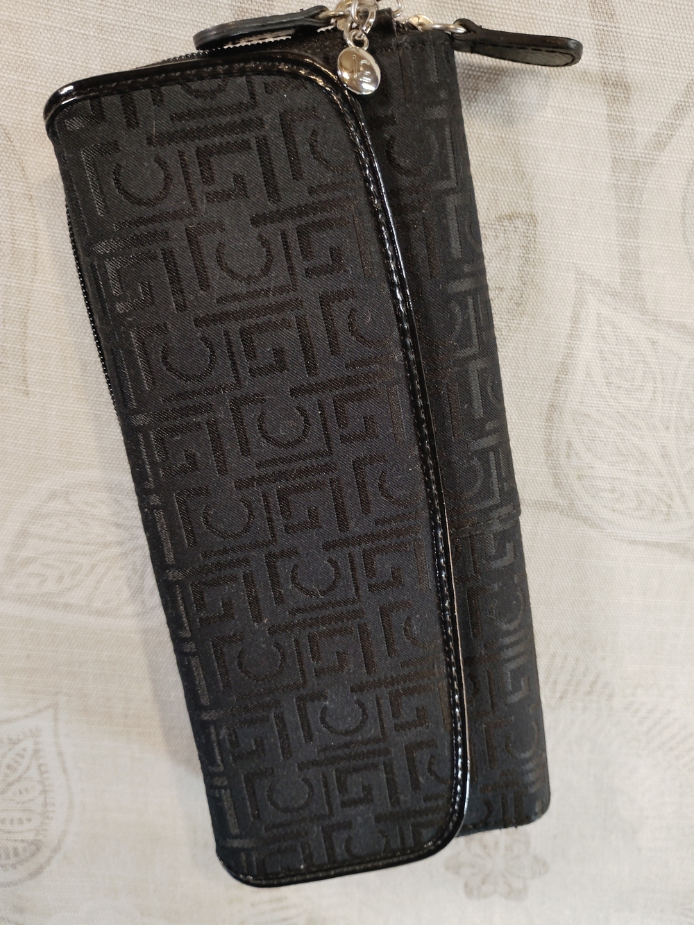 Liz Claiborne Black Patterned Wristlet Clutch